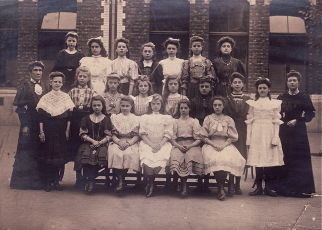 De mode om met een tafelkleed vestimentair aan de slag te gaan kende een groeiend succes in onze school.